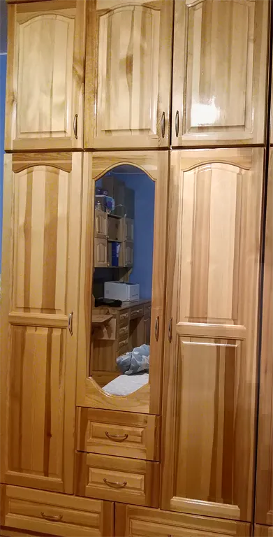 Голям чамов гардероб с огледало